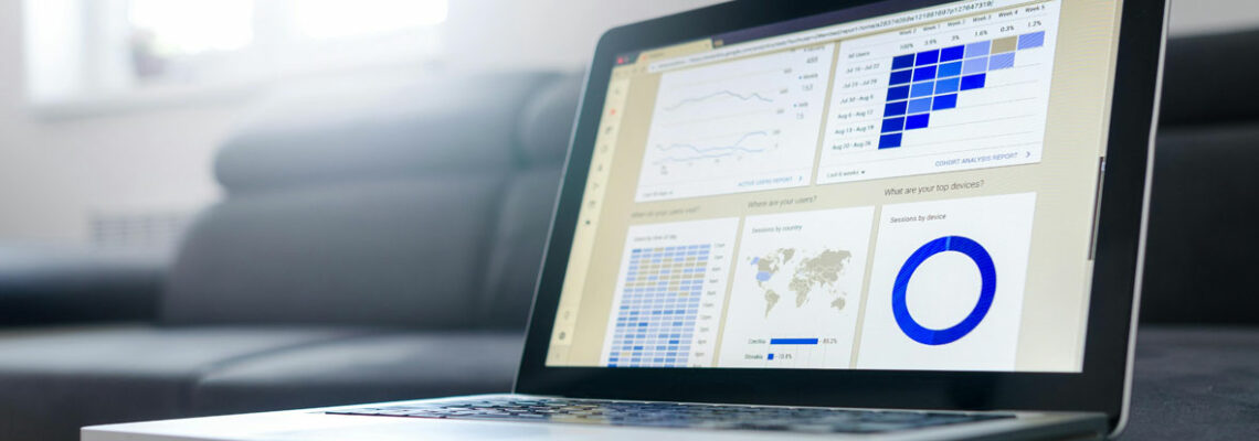 Capture d'écran d'un ordinateur portable affichant des tableaux de données et des graphiques d'analyse liés à la formation Power BI.