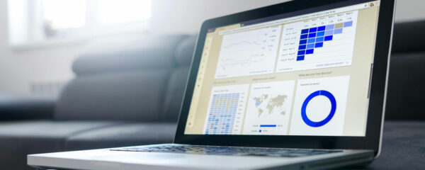 Capture d'écran d'un ordinateur portable affichant des tableaux de données et des graphiques d'analyse liés à la formation Power BI.