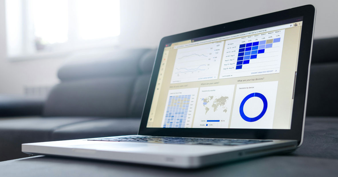 Capture d'écran d'un ordinateur portable affichant des tableaux de données et des graphiques d'analyse liés à la formation Power BI.